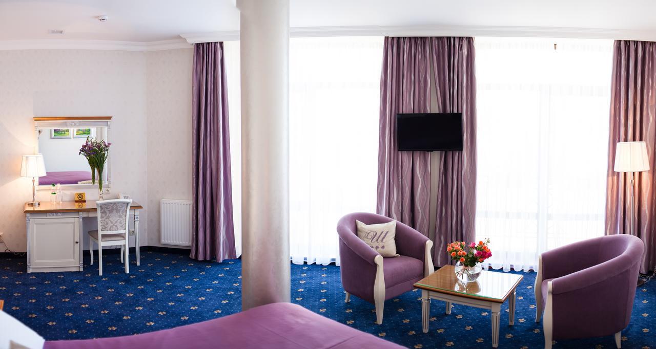 Shato Hotel Chervonograd Экстерьер фото